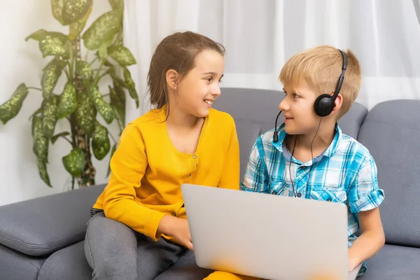 Bambini che giocano con il computer portatile a casa — Foto Stock