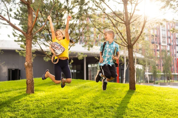 Crianças da escola primária se divertindo ao ar livre — Fotografia de Stock