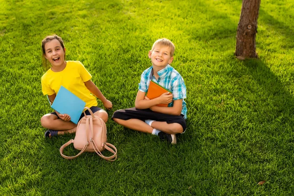 Grundskola barn ha roligt utomhus — Stockfoto