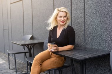 Bir kafede kahve içme kadın