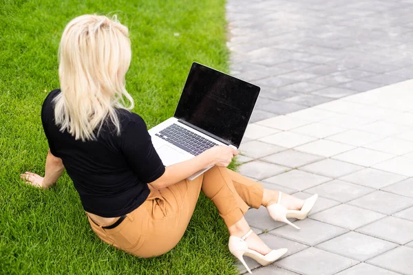 Joven mujer de negocios con portátil — Foto de Stock