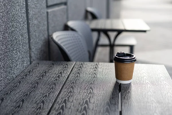 Två koppar varm choklad eller kaffe på bordet i caféet, närbild — Stockfoto