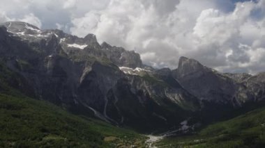 Theth Ulusal Parkı, Arnavutluk. Gün doğumunda Alp Dağları 'nın havadan görünüşü. Thethi köyü ve görkemli dağlara bakan yeşil ağaçların üzerinden uçuyorlar. Arnavutluk 'taki Lanetli Dağlar Prokletije