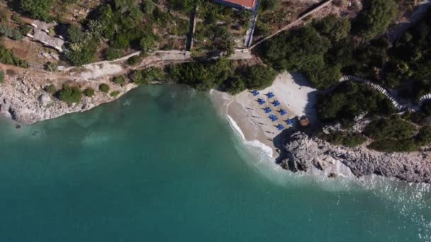 Hermosa costa del sur de Albania con colinas y montañas sobre el azul azul del mar — Vídeos de Stock