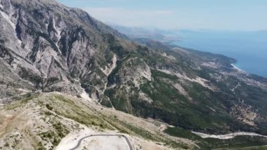 Arnavutluk 'un dağlarında yol.