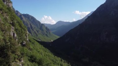 Arnavutluk Alpleri 'ndeki güzel dağlar, üçüncü ulusal park