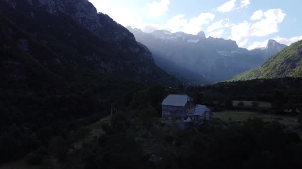 Hermosas montañas en los Alpes albaneses, el parque nacional — Vídeo de stock