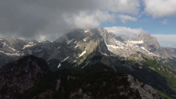 Vue imprenable sur les Alpes albanaises journée d'été en Albanie dans les montagnes, vue du matin sur la belle chaîne de montagnes. — Video
