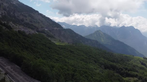 Vue imprenable sur les Alpes albanaises journée d'été en Albanie dans les montagnes, vue du matin sur la belle chaîne de montagnes. — Video