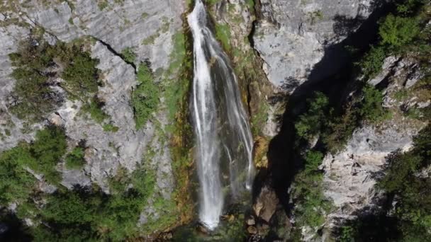 Scatto di una cascata nel parco nazionale di Theti in Albania — Video Stock