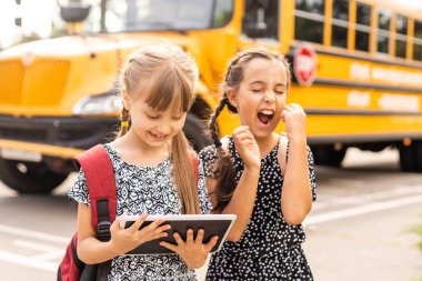 iki küçük çocukla beraber okula