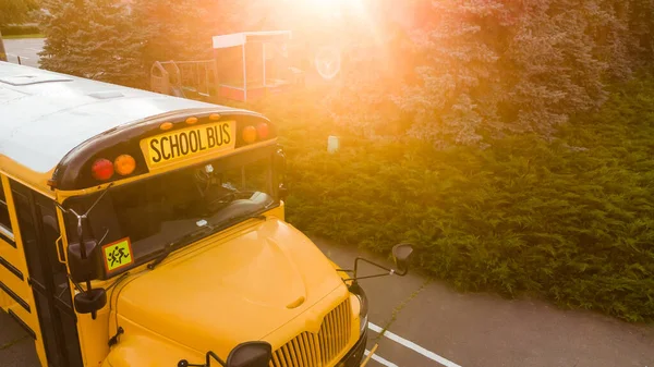 Scuolabus nel cortile scolastico — Foto Stock