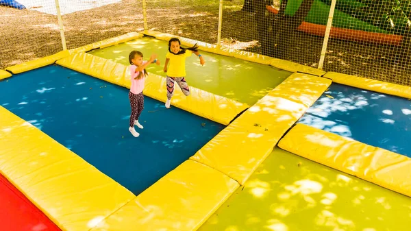 Crianças diversão no trampolim jardim — Fotografia de Stock