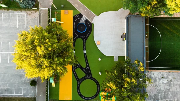 Vista superior do playground no complexo residencial moderno. — Fotografia de Stock
