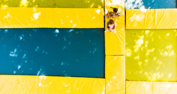 Amusement des enfants sur le trampoline de jardin — Photo