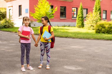 Eğitim: Gülümseyen Öğrenci Arkadaşları Okula Hazır