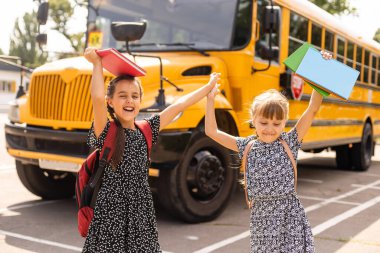 Karşılaştığımız için şanslıyız. Neşeli, zeki liseli kızlar. Açık havada mutlu okul kızları. Küçük liseli kızlar okul üniforması giyer. Sevimli liseli kızlar çekici görünüyor. Okul yılının sonu..