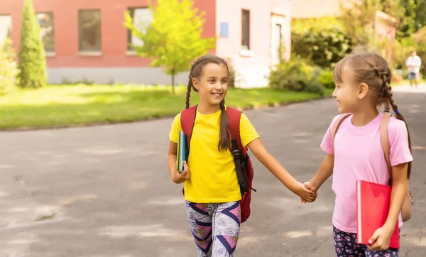 Happy Schoolgirls Outdoor. Voltar para a escola — Fotografia de Stock