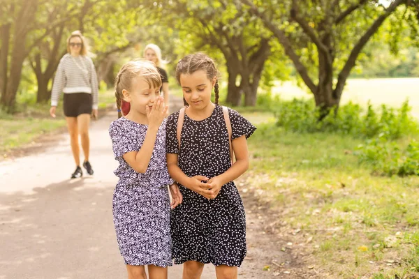 Повернутися до школи. Перший день у школі. Двоє підлітків в школі почуваються щасливими і схвильованими . — стокове фото