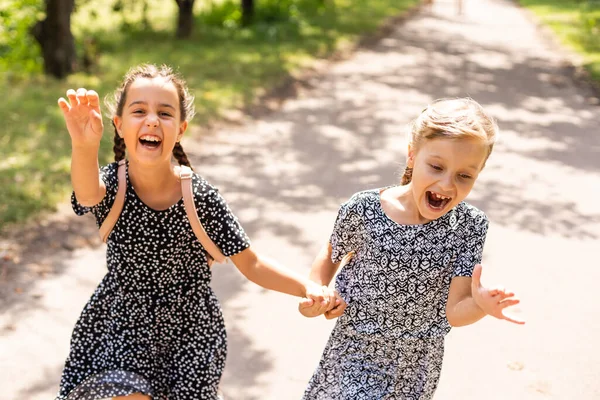 Onderwijs: Lachende studentenvrienden klaar voor school — Stockfoto