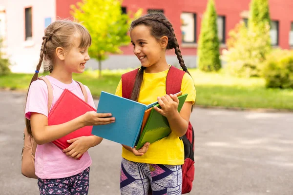 Terug naar school. Eerste schooldag. Twee tienermeisjes op school die zich gelukkig en opgewonden voelen. — Stockfoto