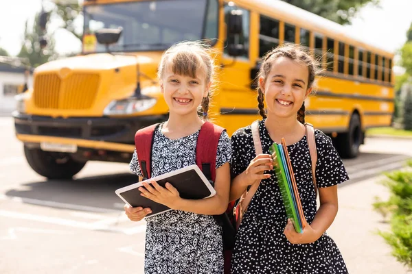 Duas crianças pequenas indo para a escola juntas — Fotografia de Stock