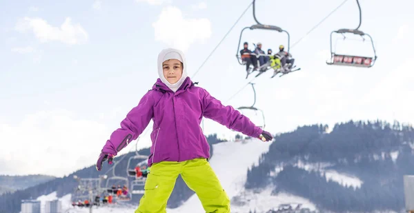 Little Cute Girl Snowboard presso la stazione sciistica nella soleggiata giornata invernale. Montagne del Caucaso. Mount Hood Meadows Oregon — Foto Stock