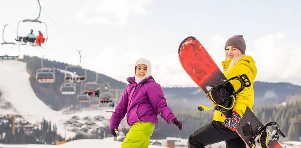 Vacances d'hiver en famille dans la station de ski — Photo