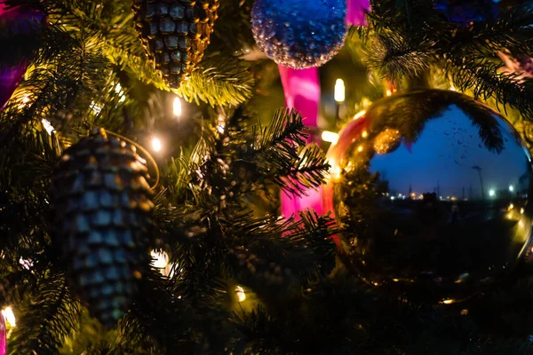 Decorações de Natal: bola roxa pendurada no ramo de abeto — Fotografia de Stock