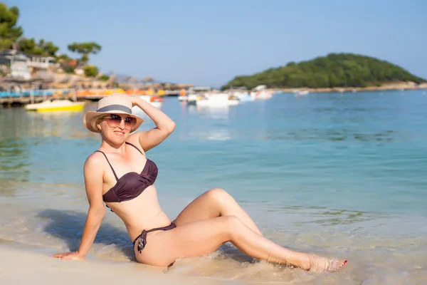 Souriant belle femme bronzer sur une plage — Photo