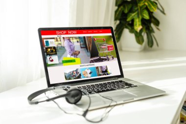 Alışveriş, teknoloji ve internet kavramı. Kurgusal bir dükkanda dizüstü bilgisayarla alışveriş yapmak