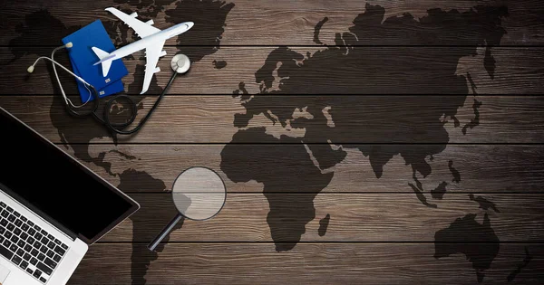 Ordenador portátil, avión, teléfono y planta en el fondo del mapa del mundo, espacio libre para el texto. Concepto de viaje, maqueta — Foto de Stock