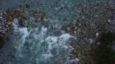 Arnavutluk 'un Theth kentindeki Alp Dağları' nın tepelerinde nehir suyu köpürüyor ve sıçrıyor