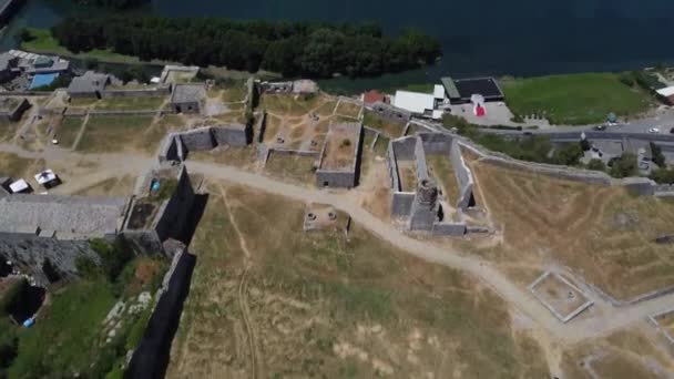 アルバニア北部の小さな都市ショコダーの要塞、城、防衛壁の遺跡の空中映像を傾ける — ストック動画