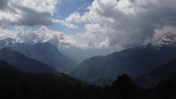 Vedere incredibilă în Alpii albanezi zi veri în Albania în munți, vedere de dimineață a lanțului muntos frumos . — Videoclip de stoc