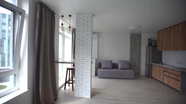 Apartamento interior, pequeno loft mobilado, sala de estar — Vídeo de Stock