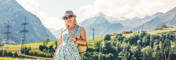 Kostenlose Reisende Mädchen in den Bergen mit Rucksack Bergsteigen Travel Lifestyle Konzept Landschaft im Hintergrund Urlaub Abenteuerreise Outdoor, Mensch und Natur — Stockfoto