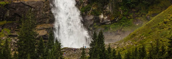 Panoramiczny widok na piękny krajobraz górski w Alpach Bawarskich z miejscowości Berchtesgaden i masywu Watzmann w tle o wschodzie słońca, Nationalpark Berchtesgadener Land, Bawaria, Niemcy — Zdjęcie stockowe