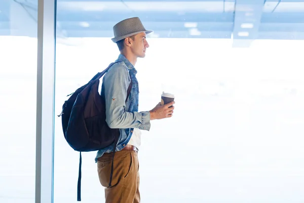 Молодой пассажир в аэропорту ждет свой рейс — стоковое фото