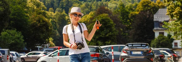 Femme montrant sa nouvelle clé de voiture souriant heureux posant dans le parking à l'extérieur, à l'extérieur dans la journée d'été — Photo