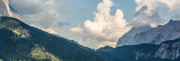 Paesaggio idilliaco nelle Alpi con prati verdi freschi, fiori fioriti, casali tipici e cime innevate sullo sfondo, Parco nazionale Berchtesgadener Land, Baviera, Germania — Foto Stock