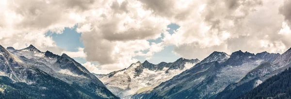 Πανοραμική θέα του όμορφου ορεινού τοπίου στις Βαυαρικές Άλπεις με το χωριό Berchtesgaden και Watzmann ορεινό όγκο στο παρασκήνιο κατά την ανατολή, Nationalpark Berchtesgadener Land, Βαυαρία, Γερμανία — Φωτογραφία Αρχείου