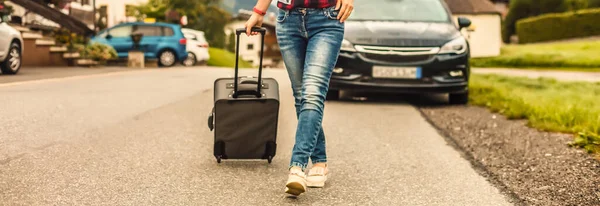 Schöne Touristin, die in Europa unterwegs ist und mit Koffer auf der Stadtstraße spazieren geht. Konzeptfoto von Menschen auf Reisen. — Stockfoto