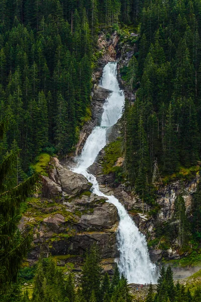 Panoramiczny widok na piękny krajobraz górski w Alpach Bawarskich z miejscowości Berchtesgaden i masywu Watzmann w tle o wschodzie słońca, Nationalpark Berchtesgadener Land, Bawaria, Niemcy — Zdjęcie stockowe