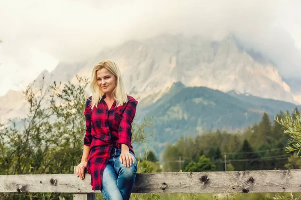 Junge Blondine genießt Berglandschaft Reisen Lifestyle glücklich Emotionen Konzept Abenteuer Outdoor Aktivurlaub — Stockfoto