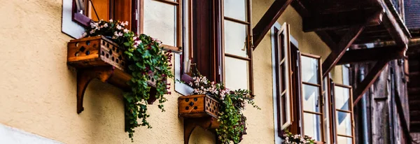 Hermosa calle decorada con flores en Italia — Foto de Stock