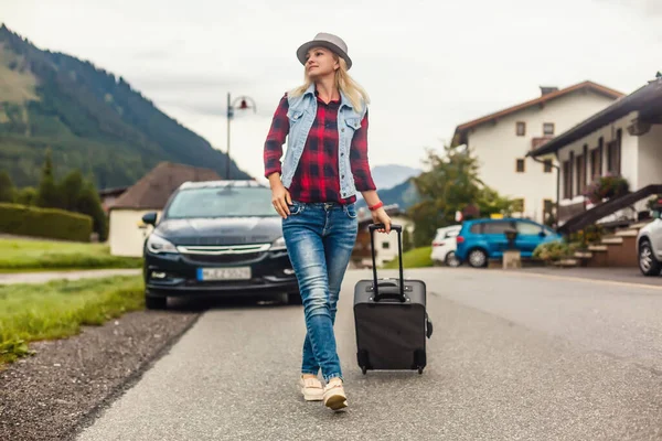 Hermosa Turista Viajando Por Europa Caminando Con Maleta Calle Ciudad — Foto de Stock