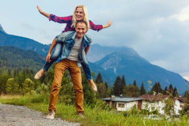 dağlarda gülümseyen genç Çift