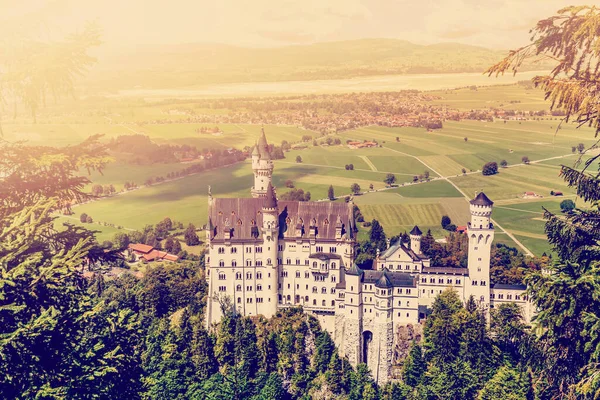 Bela vista do mundialmente famoso Castelo de Neuschwanstein, o palácio renascentista românico do século XIX construído para o rei Luís II em um penhasco acidentado perto de Fussen, sudoeste da Baviera, Alemanha — Fotografia de Stock