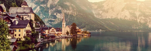 Сказочная деревня с величественным озером в пасмурный день, Халл, Омергут, Австрия, Европа — стоковое фото